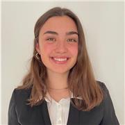Profesora con buen nivel de inglés y ciencias da clases a niños y estudiantes de secundaria